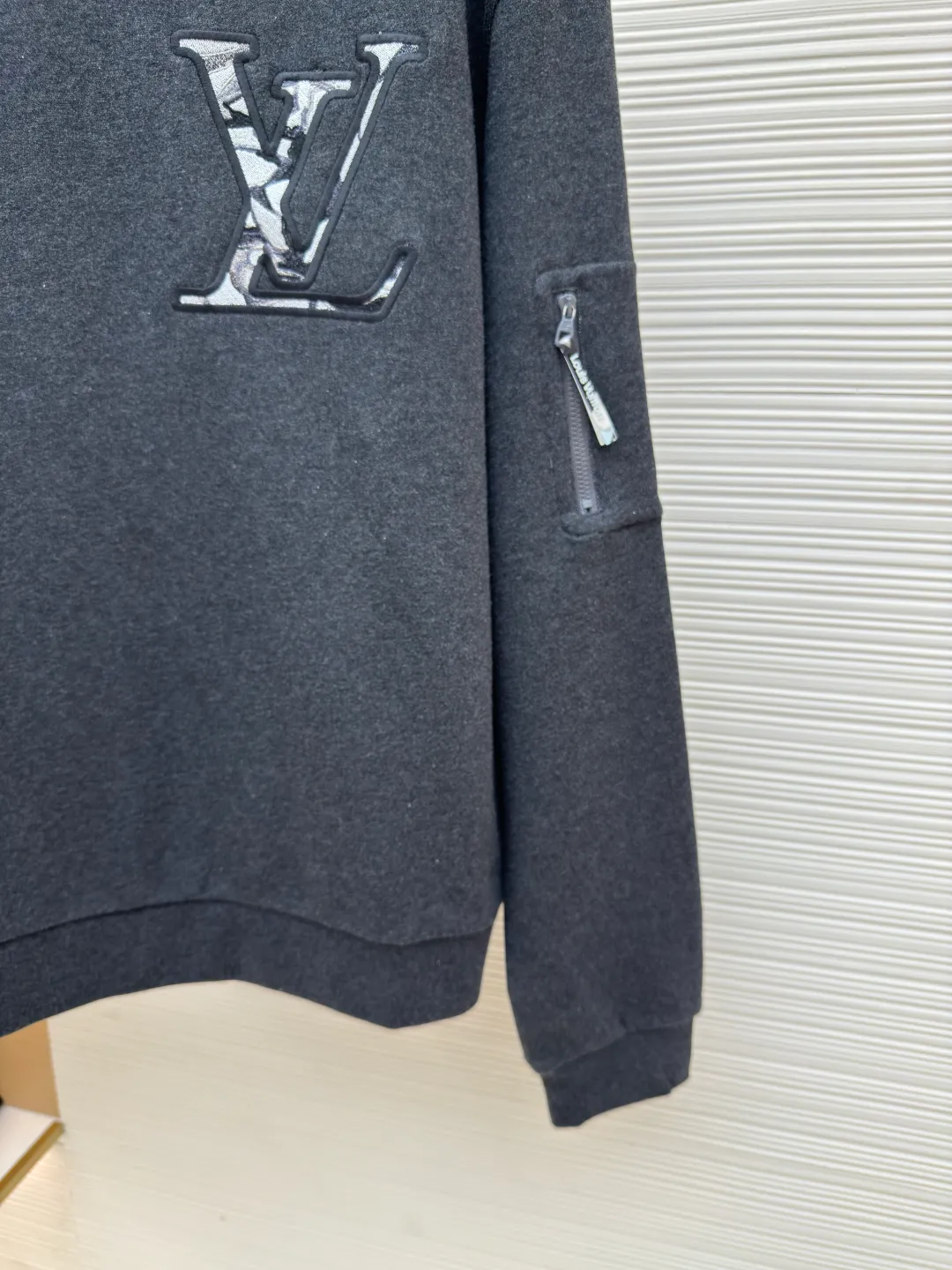 LOUIS VUITTON Sleeve Pocket Pullover Sweatshirt ●Authentic product: 10200 purchased and developed ●Item number: 1680291-A85 ●Fabric: double-ply cotton sweatshirt fabric ●Technology: embroidery production ●Version: fitted version ●Weight: about 590 grams ●Size: XS-S-M-L ●Description: The fabric is made of 32s double-ply cotton sweatshirt fabric. Y version of the yarn color was purchased. Special dark gray cotton yarn was ordered and spun to make cotton yarn. The gray fabric was woven in a large circle. After the gray fabric was washed and shaped, the base fabric was made of fleece and shearing. It was matched with special yarns on the same surface to make ribbing. The front and back panels were embroidered by Japanese Tajima embroidery machine, flat embroidery and three-dimensional overlapping stitch embroidery. The sleeves were opened with a flat car template machine and the pendant was printed with a three-dimensional silicone color sealing film. The overall wiring is straight and delicate, the fabric is comfortable and soft, and the color is consistent without color difference. It can be matched with the same style to create a fashionable look and control various occasions. Customized accessories, complete with three standards, same style for men and women!